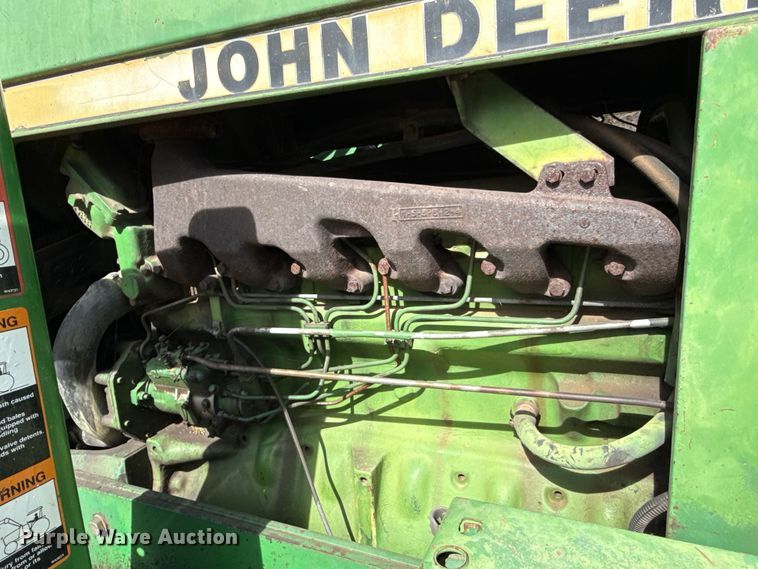 image for item ES5877 1983 John Deere 2950 tractor