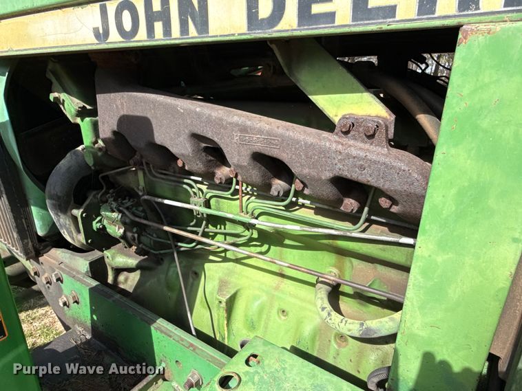 image for item ES5877 1983 John Deere 2950 tractor