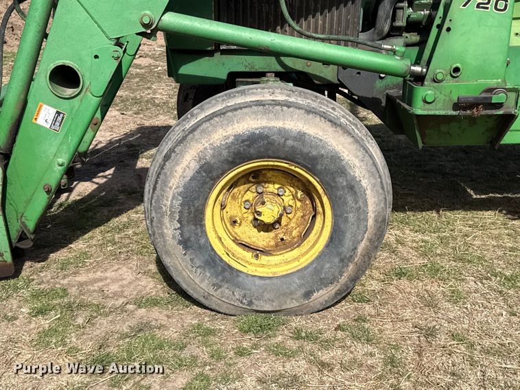 image for item ES5877 1983 John Deere 2950 tractor