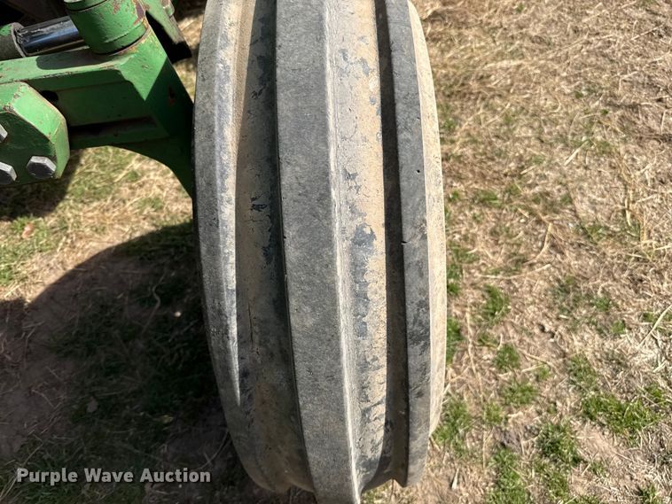 image for item ES5877 1983 John Deere 2950 tractor