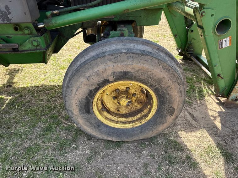 image for item ES5877 1983 John Deere 2950 tractor