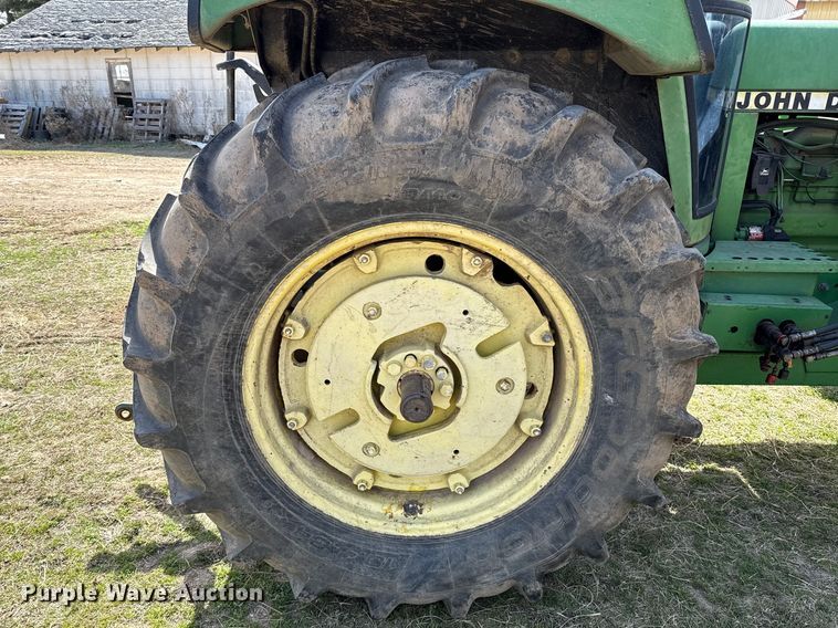 image for item ES5877 1983 John Deere 2950 tractor