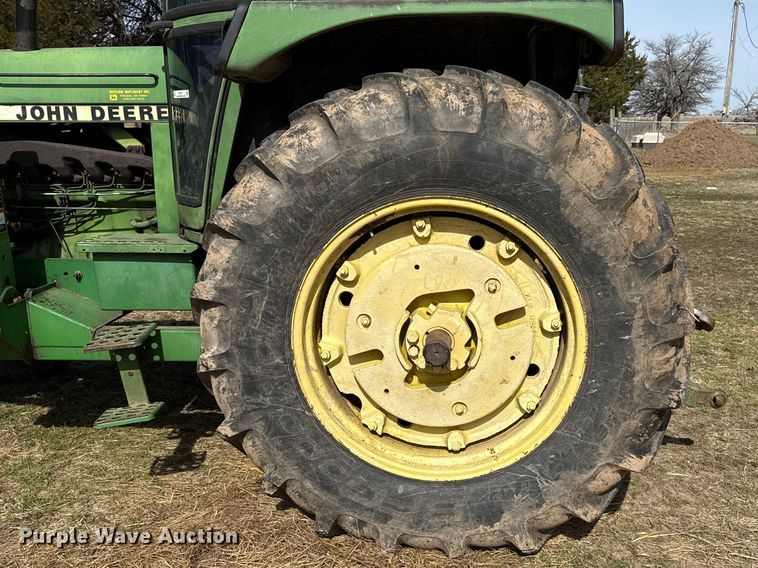 image for item ES5877 1983 John Deere 2950 tractor