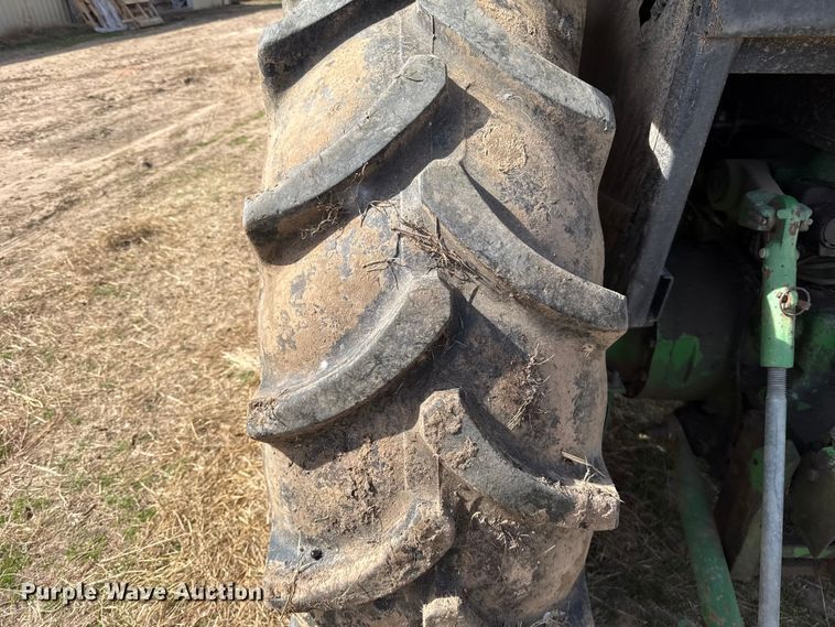 image for item ES5877 1983 John Deere 2950 tractor