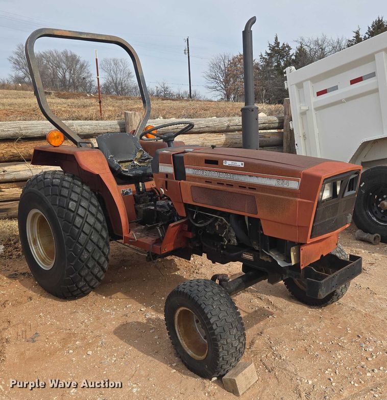 image for item ET1273 International 254 tractor