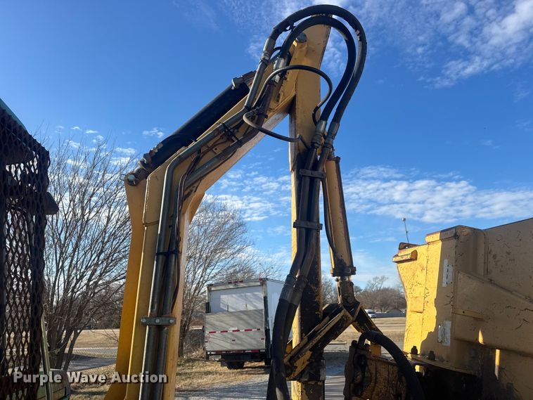 image for item ET1568 2002 John Deere 6405 tractor