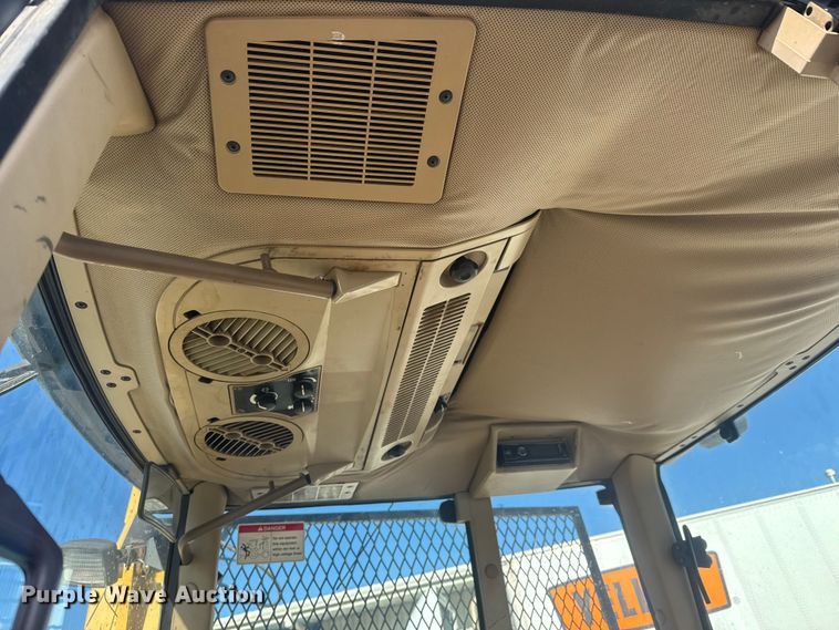 image for item ET1568 2002 John Deere 6405 tractor