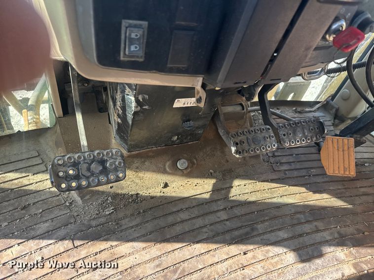 image for item ET1568 2002 John Deere 6405 tractor