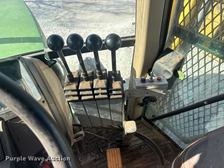 image for item ET1568 2002 John Deere 6405 tractor