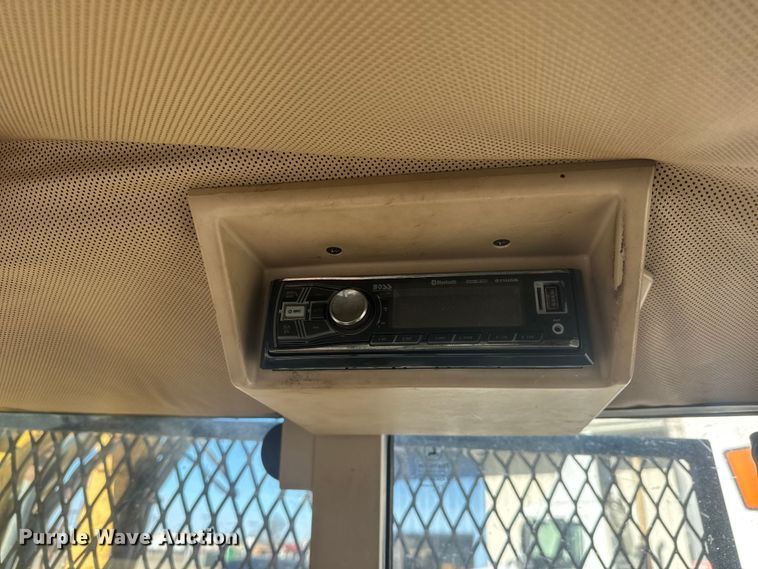 image for item ET1568 2002 John Deere 6405 tractor