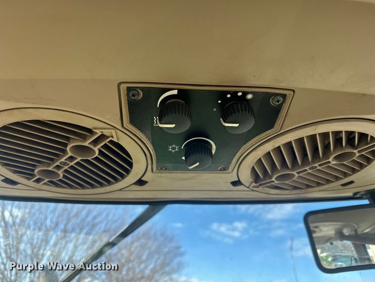 image for item ET1568 2002 John Deere 6405 tractor