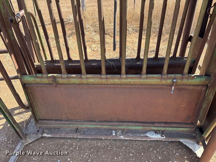 image for item EU4868 Squeeze chute