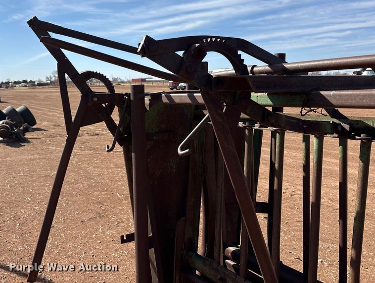 image for item EU4868 Squeeze chute