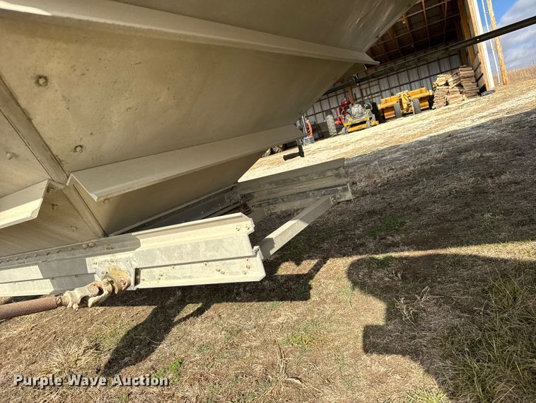 image for item FB0513 1997 Wilson DWH-400 grain trailer