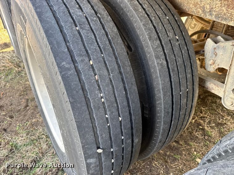 image for item FB0513 1997 Wilson DWH-400 grain trailer