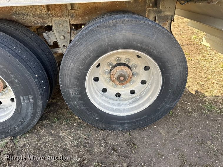 image for item FB0513 1997 Wilson DWH-400 grain trailer