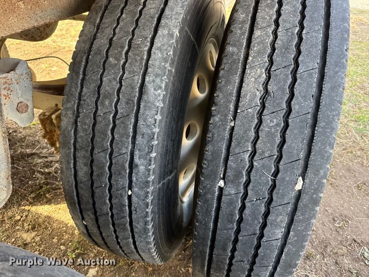 image for item FB0513 1997 Wilson DWH-400 grain trailer