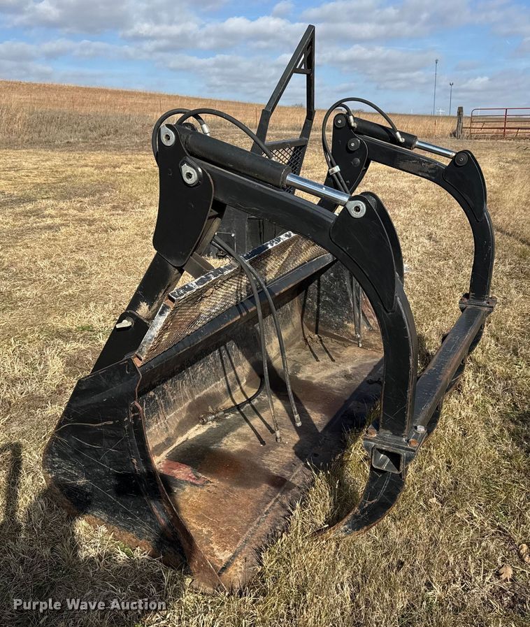 image for item FB0522 2008 CNH 717501006 grapple bucket