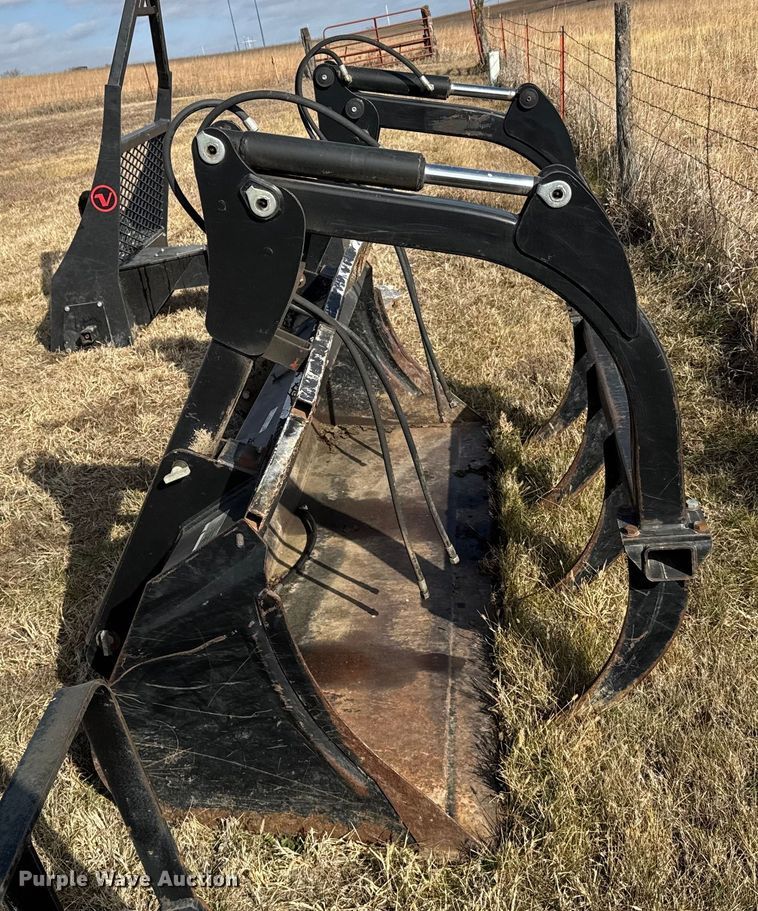 image for item FB0522 2008 CNH 717501006 grapple bucket