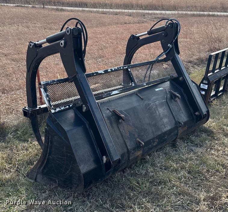 image for item FB0522 2008 CNH 717501006 grapple bucket