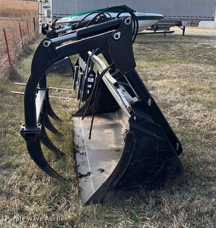 image for item FB0522 2008 CNH 717501006 grapple bucket