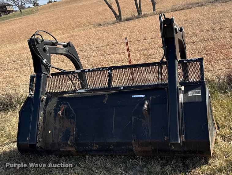 image for item FB0522 2008 CNH 717501006 grapple bucket