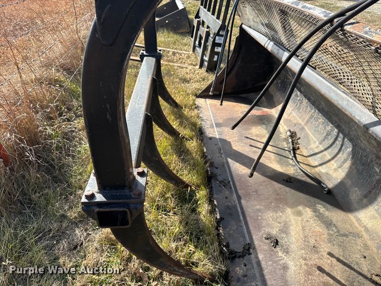 image for item FB0522 2008 CNH 717501006 grapple bucket