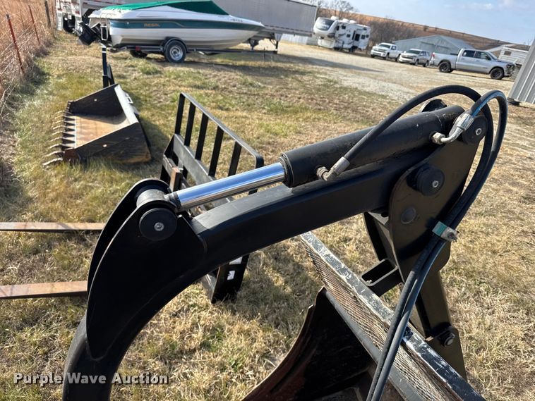 image for item FB0522 2008 CNH 717501006 grapple bucket