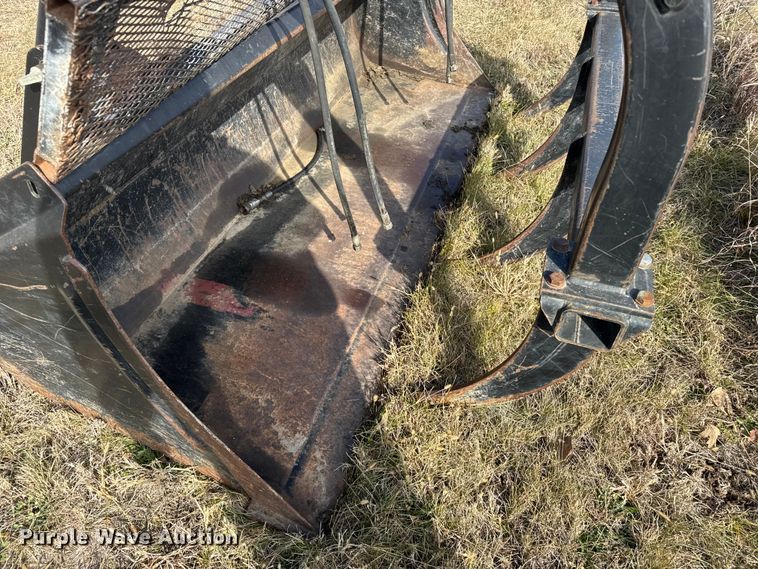 image for item FB0522 2008 CNH 717501006 grapple bucket