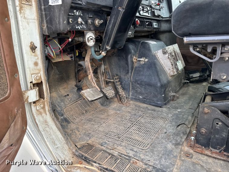 image for item FB0764 1998 International 8300 liquid fertilizer truck