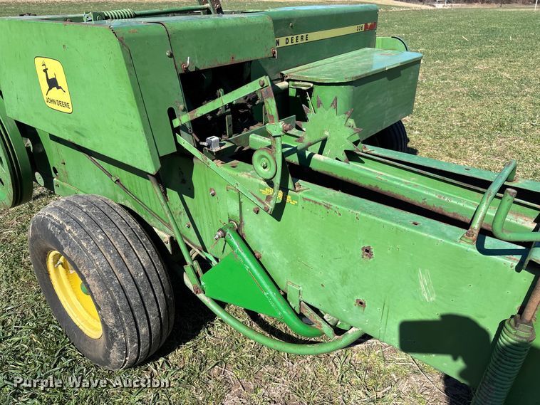 image for item FB3095 John Deere 336 small square baler