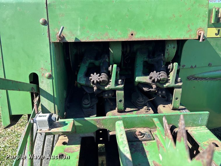 image for item FB3095 John Deere 336 small square baler