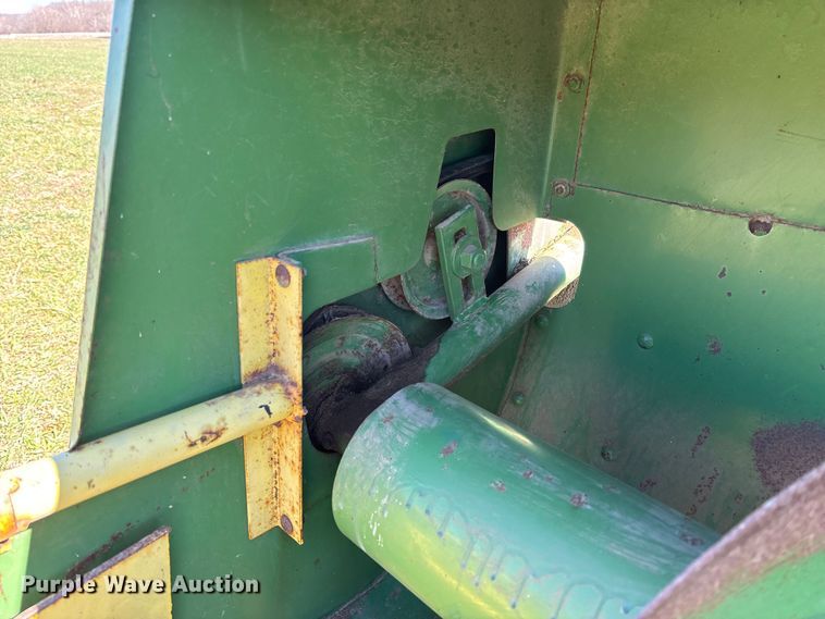 image for item FB3095 John Deere 336 small square baler