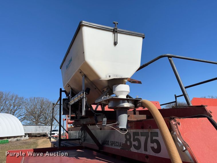 image for item FB3105 1996 Case IH 8575 large square baler