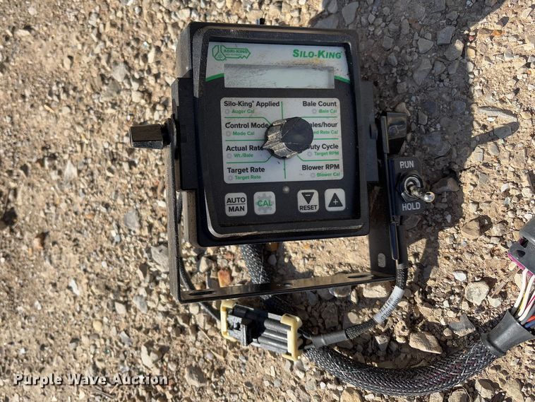 image for item FB3105 1996 Case IH 8575 large square baler