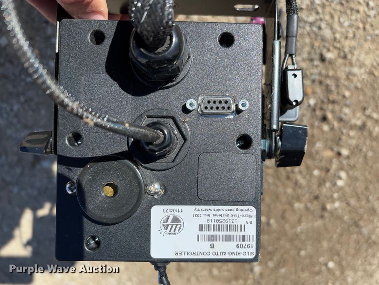 image for item FB3105 1996 Case IH 8575 large square baler