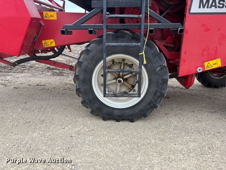 image for item FC1582 1997 Massey Ferguson 8XP combine