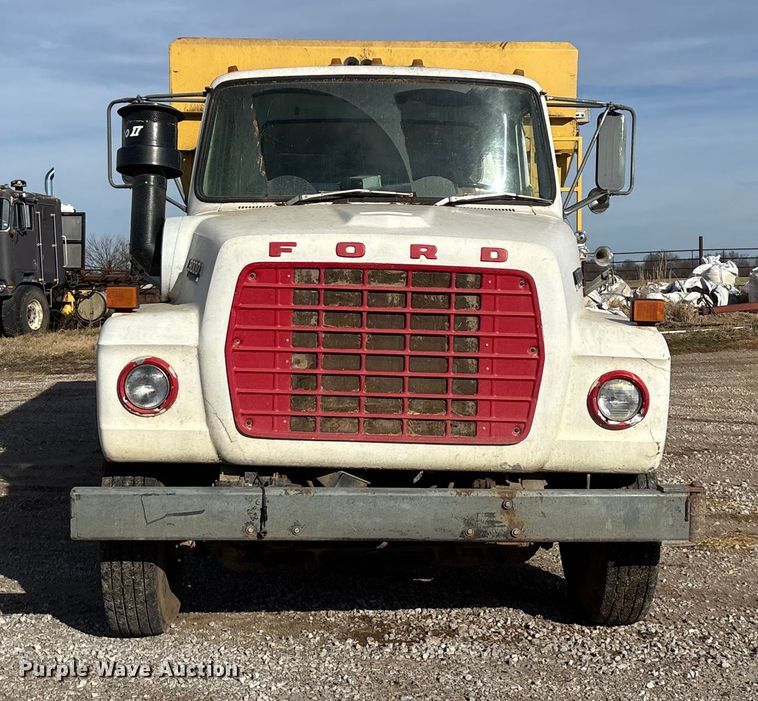 image for item FG0071 1989 Ford L8000 feed mixer truck