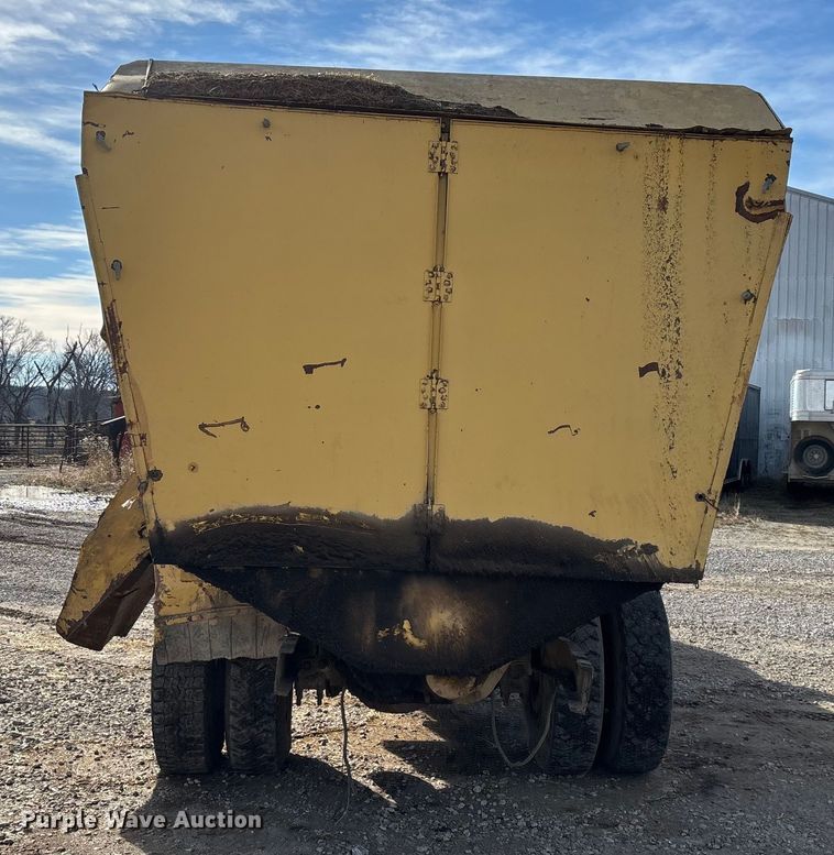 image for item FG0071 1989 Ford L8000 feed mixer truck