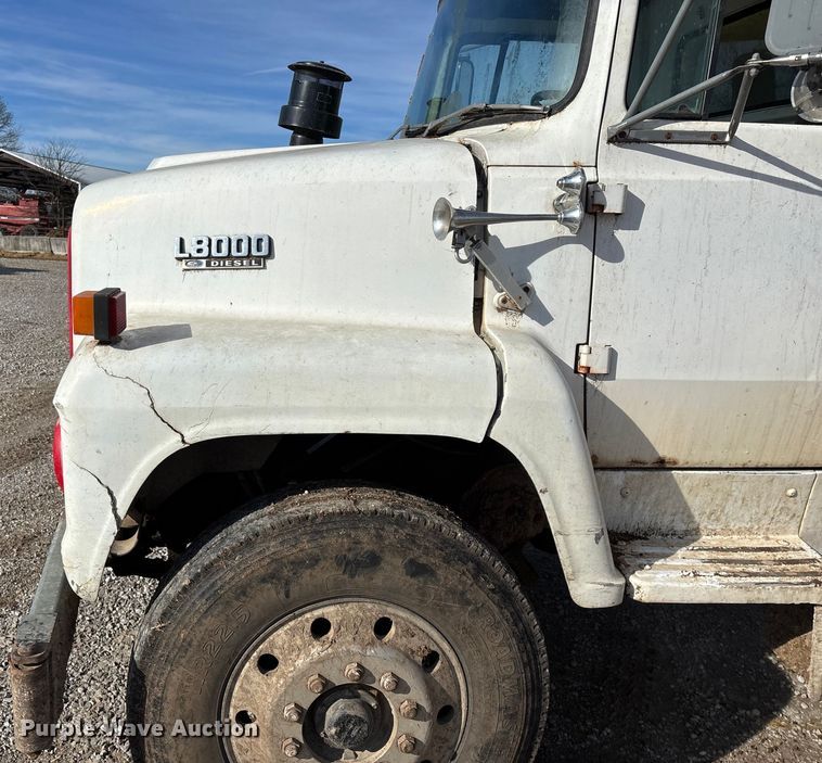 image for item FG0071 1989 Ford L8000 feed mixer truck