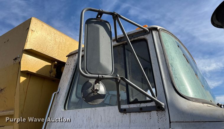 image for item FG0071 1989 Ford L8000 feed mixer truck