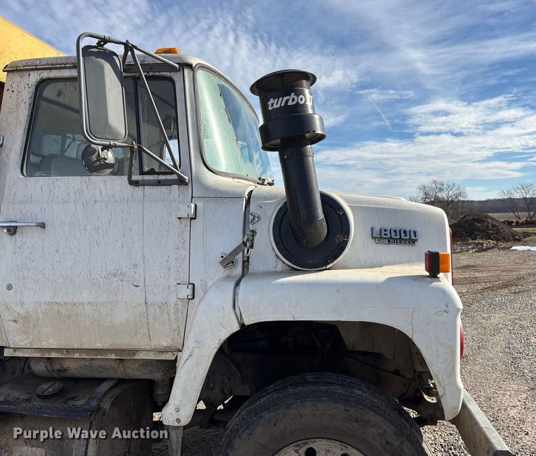 image for item FG0071 1989 Ford L8000 feed mixer truck