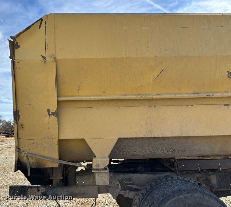 image for item FG0071 1989 Ford L8000 feed mixer truck