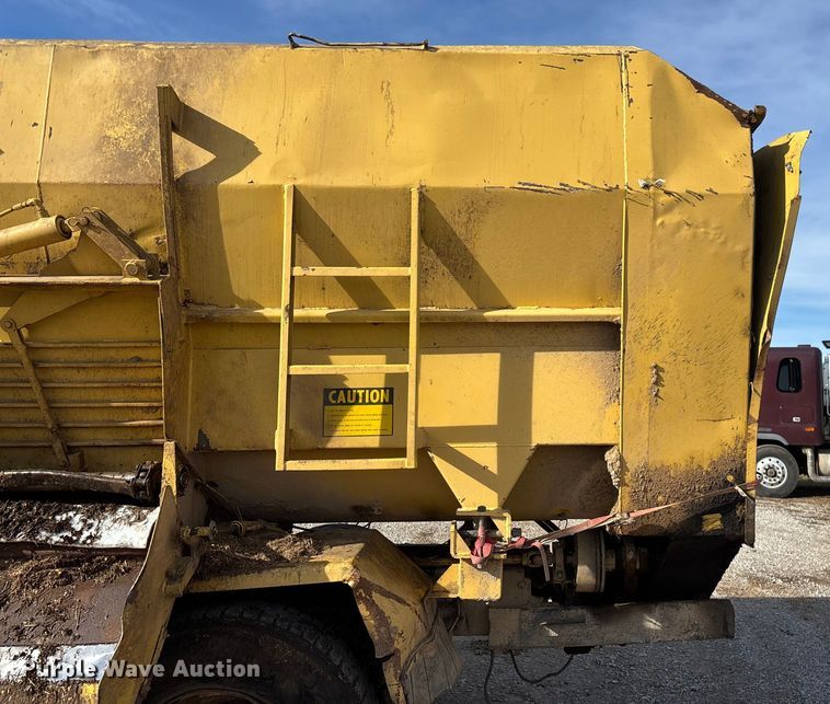 image for item FG0071 1989 Ford L8000 feed mixer truck