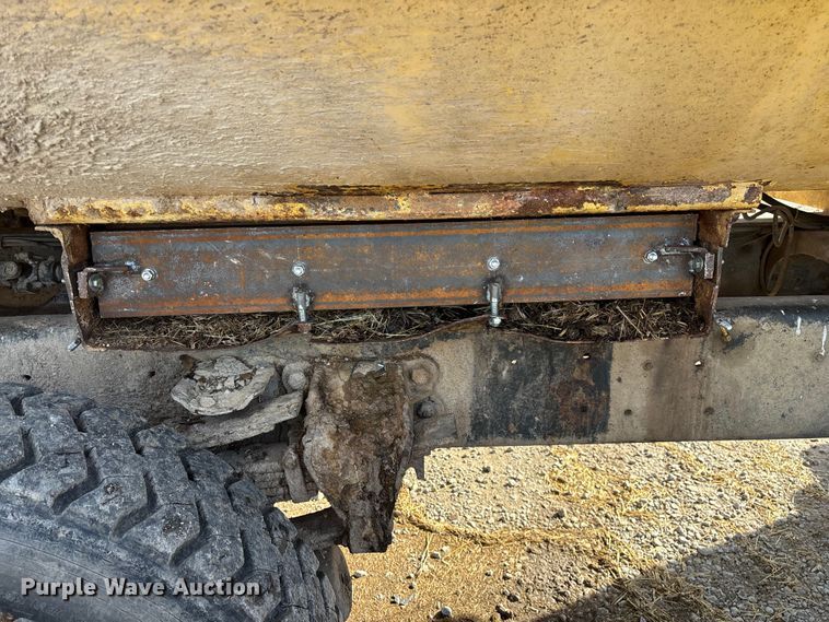 image for item FG0071 1989 Ford L8000 feed mixer truck