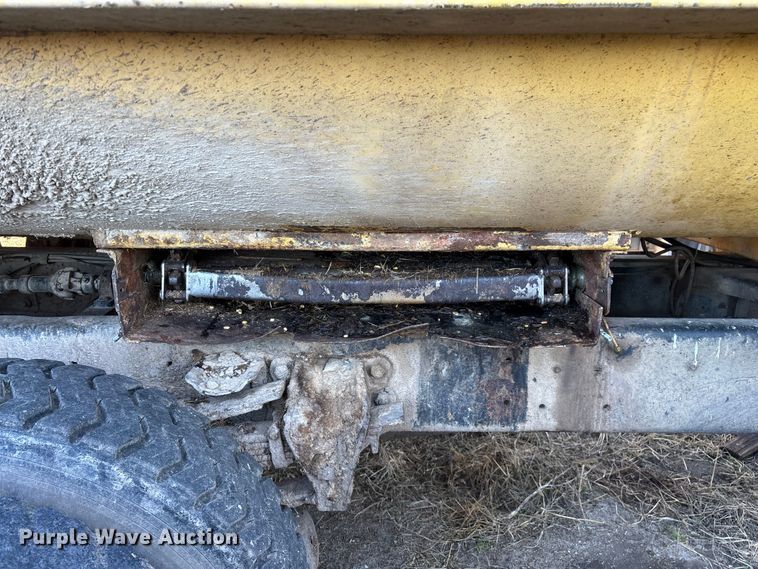 image for item FG0071 1989 Ford L8000 feed mixer truck