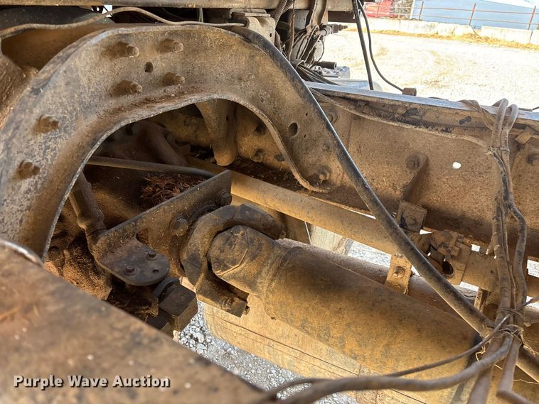 image for item FG0071 1989 Ford L8000 feed mixer truck