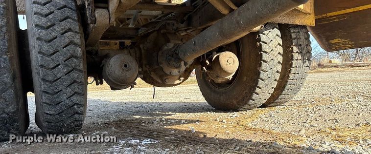 image for item FG0071 1989 Ford L8000 feed mixer truck