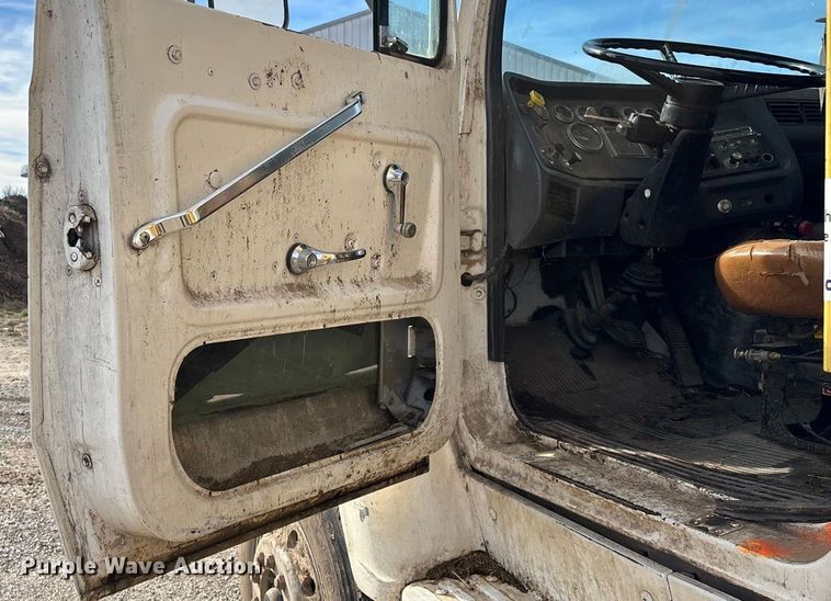 image for item FG0071 1989 Ford L8000 feed mixer truck