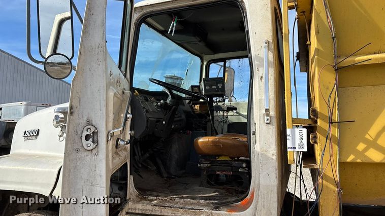 image for item FG0071 1989 Ford L8000 feed mixer truck